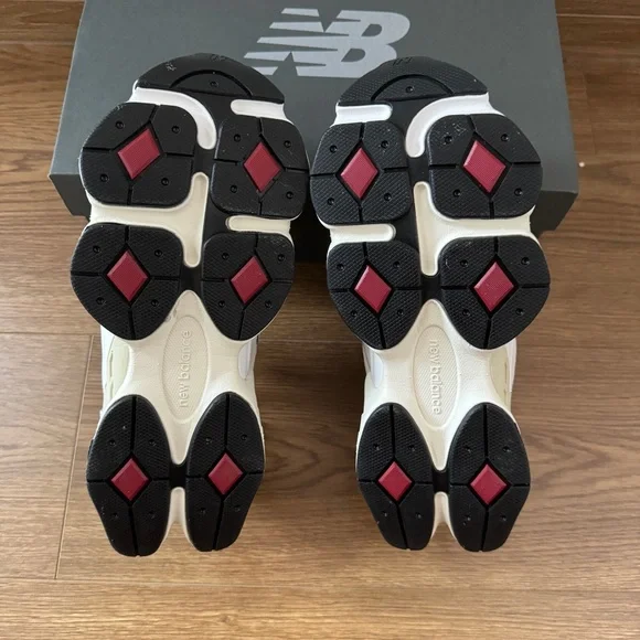 New Balance 9060 Sneakers In Grey 8.5 US - Picture 5 of 6